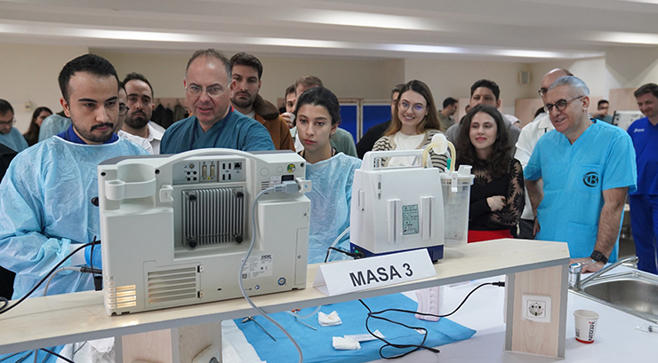 ÜNİVERSİTE KONGRESİNDE KADAVRA KURSU…