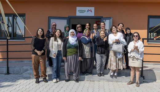 MERSİN BÜYÜKŞEHİR’DEN “HAMZABEYLİ KÖYÜMÜZ ATÖLYE”DE ÜRETİCİ KADINLARA “GIDA OKURYAZARLIĞI EĞİTİMİ”
