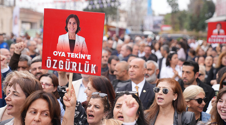 KADINLAR, “OYA TEKİN’E ÖZGÜRLÜK” DİYE HAYKIRDI…