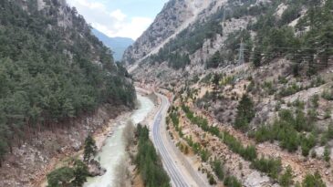 FEKE’DE TARİHİ YATIRIM: D815 YOLU İÇİN İMZALAR ATILDI