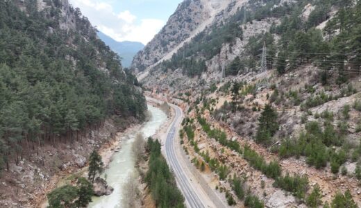 FEKE’DE TARİHİ YATIRIM: D815 YOLU İÇİN İMZALAR ATILDI