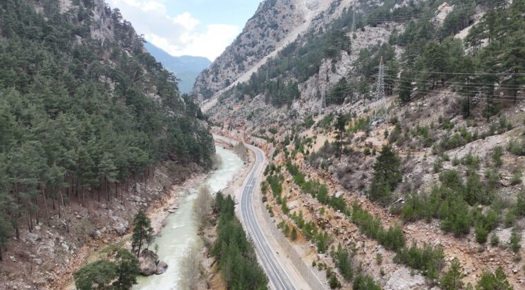 FEKE’DE TARİHİ YATIRIM: D815 YOLU İÇİN İMZALAR ATILDI