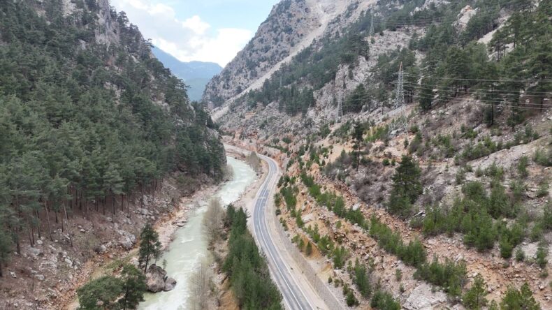 FEKE’DE TARİHİ YATIRIM: D815 YOLU İÇİN İMZALAR ATILDI