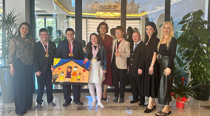 VALİ YAVUZ’UN EŞİ SÜREYYA YAVUZ, ÖZEL GEREKSİNİMLİ ÇOCUKLARI MİSAFİR ETTİ