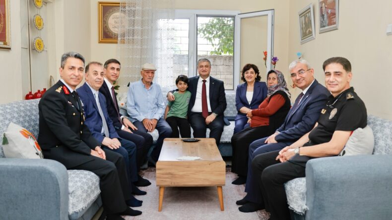 VALİMİZ SAYIN MUSTAFA YAVUZ ŞEHİT AİLELERİNE BAYRAM ZİYARETİNDE BULUNDU