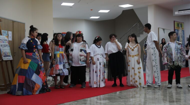 ÇUKUROVA ÜNİVERSİTESİNDE ENGELLİLER HAFTASINA ÖZEL “SINIRLARI KALDIRAN” SANAT BULUŞMASI