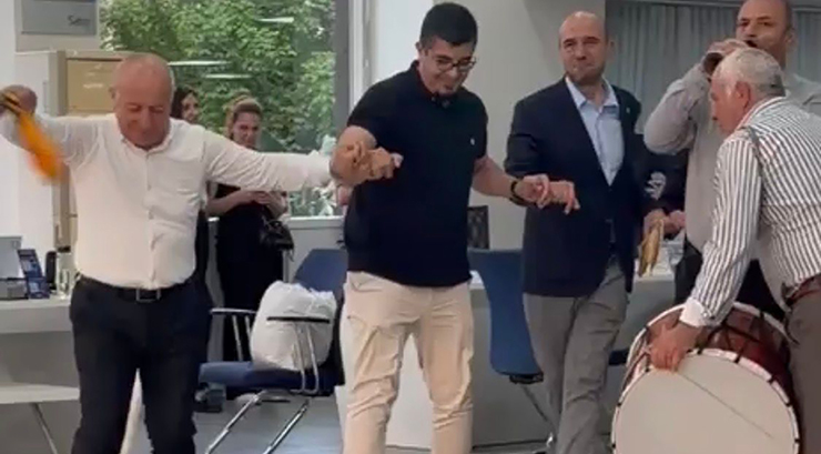 HÜSEYİN KIŞ, PERSONELİYLE 1 MAYIS HALAYI ÇEKTİ