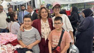 VATANDAŞ PAZARDA ETİKET DEĞİL GEÇİM DERDİ OKUYOR 