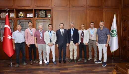 MADALYA KAZANAN AKADEMİSYENLERDEN REKTÖR BERİŞ’E ZİYARET