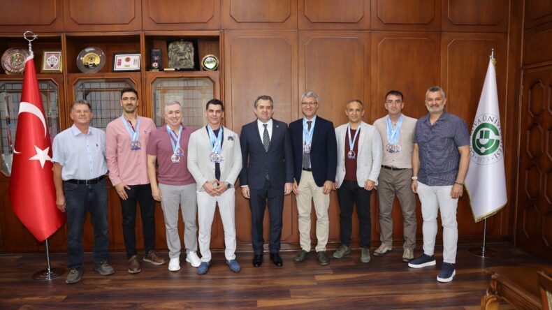 MADALYA KAZANAN AKADEMİSYENLERDEN REKTÖR BERİŞ’E ZİYARET