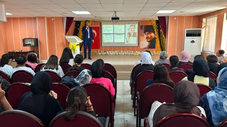 GENÇLER, İŞ DÜNYASINA BÜYÜKŞEHİR KARİYER MERKEZİ İLE DAHA DONANIMLI HAZIRLANIYOR