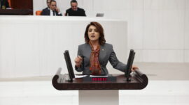 CHP’Lİ GÜLCAN KIŞ: “TİSAN’IN KADERİ DEĞİL, MERSİN’İN GELECEĞİ YARGILANIYOR”