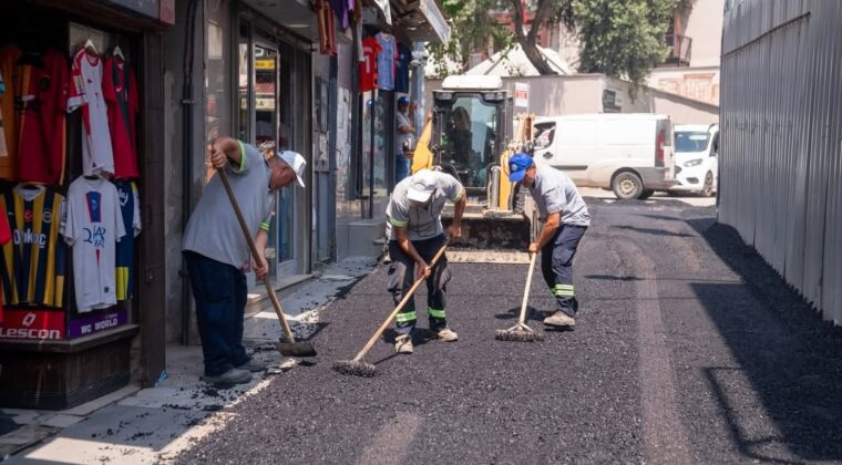 SEYHAN’DA ASFALT SEFERBERLİĞİ SÜRÜYOR