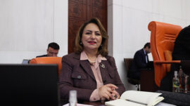 MÜZEYYEN ŞEVKİN: “FİLMLERE KONU OLAN ADANA, HAK ETTİĞİ DEĞERİ GÖRMÜYOR”