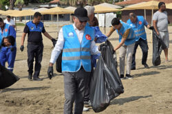 BAŞKAN ERDİNÇ ALTIOK, BELEDİYE PERSONELİ VE İSKOLDEN PERSONELİ ÇÖP TOPLADI