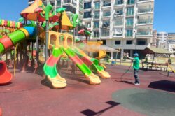 -CEYHAN BELEDİYESİ’NDEN MEYDAN VE PARKLARDA KAPSAMLI TEMİZLİK ÇALIŞMASI