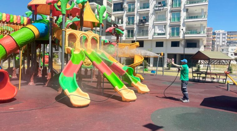 -CEYHAN BELEDİYESİ’NDEN MEYDAN VE PARKLARDA KAPSAMLI TEMİZLİK ÇALIŞMASI