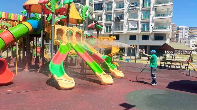 -CEYHAN BELEDİYESİ’NDEN MEYDAN VE PARKLARDA KAPSAMLI TEMİZLİK ÇALIŞMASI