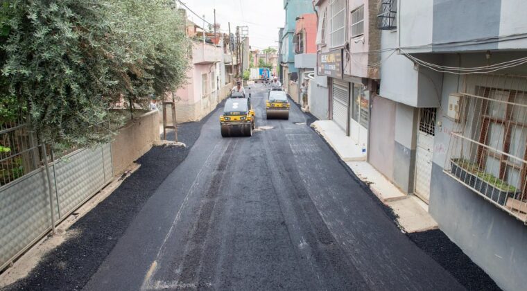 SEYHAN’DA ASFALT SEFERBERLİĞİ DEVAM EDİYOR