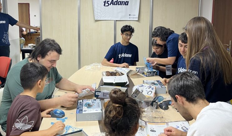ÇUKUROVA ÜNİVERSİTESİ ÖĞRENCİLERİNDEN HASTANEDE TEDAVİ GÖREN ÇOCUKLARA TEKNOLOJİ ATÖLYESİ
