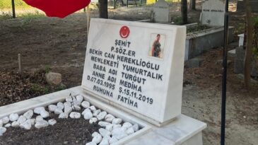 ŞEHİT KABİRLERİNDEKİ TÜRK BAYRAKLARI YENİLENDİ