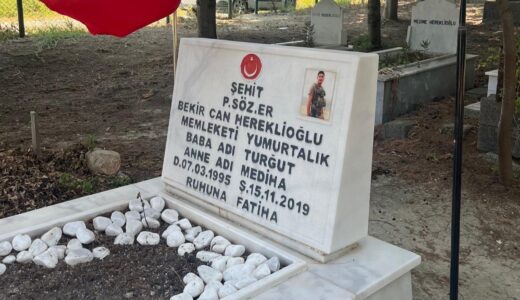 ŞEHİT KABİRLERİNDEKİ TÜRK BAYRAKLARI YENİLENDİ