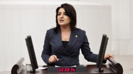 AKP, MERSİNLİ ÜZÜM ÜRETİCİSİNE “BAĞINI SÖK, TOPRAĞINI TERK ET” DİYOR