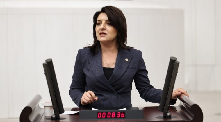 AKP, MERSİNLİ ÜZÜM ÜRETİCİSİNE “BAĞINI SÖK, TOPRAĞINI TERK ET” DİYOR