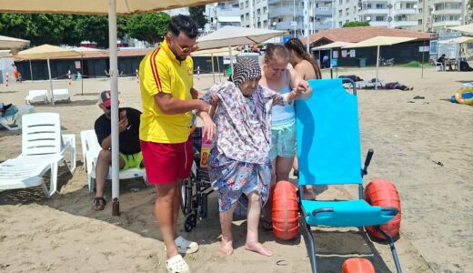 YUMURTALIK’TA MAVİ BAYRAK YENİLENDİ, ENGELSİZ PLAJ DÖNEMİ BAŞLADI
