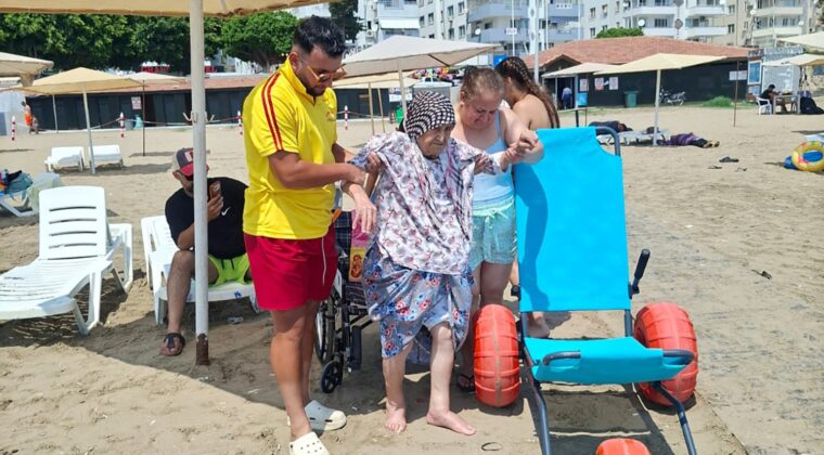 YUMURTALIK’TA MAVİ BAYRAK YENİLENDİ, ENGELSİZ PLAJ DÖNEMİ BAŞLADI