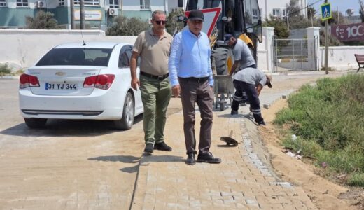 BAŞKAN ERDİNÇ ALTIOK SAHADA- YOLLAR, KALDIRIMLAR YENİLENİYOR
