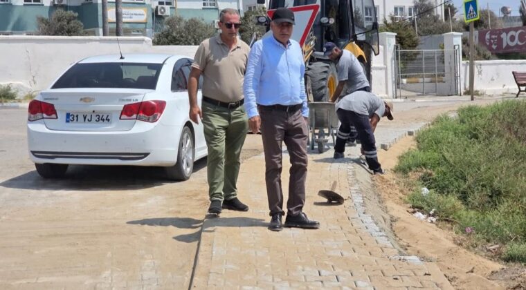BAŞKAN ERDİNÇ ALTIOK SAHADA- YOLLAR, KALDIRIMLAR YENİLENİYOR