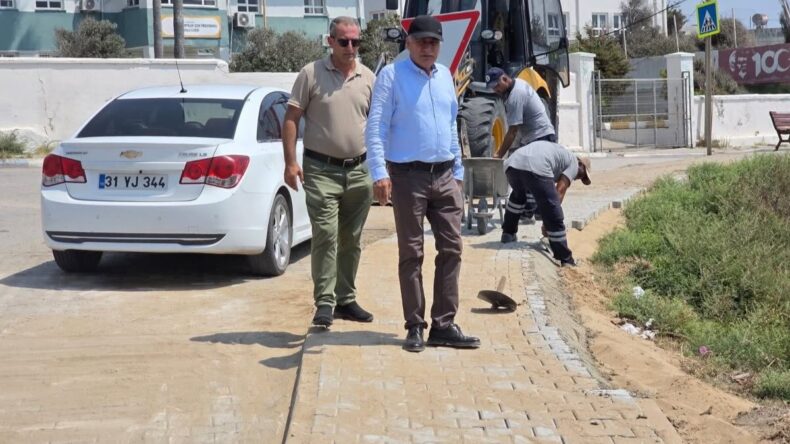 BAŞKAN ERDİNÇ ALTIOK SAHADA- YOLLAR, KALDIRIMLAR YENİLENİYOR