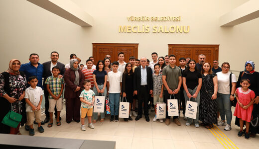 YÜREĞİR’DE BAŞARILI ÖĞRENCİLERE TABLET ÖDÜLÜ