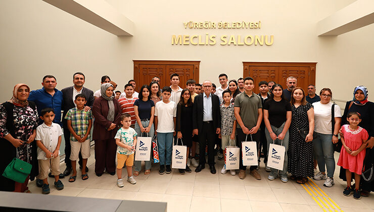 YÜREĞİR’DE BAŞARILI ÖĞRENCİLERE TABLET ÖDÜLÜ