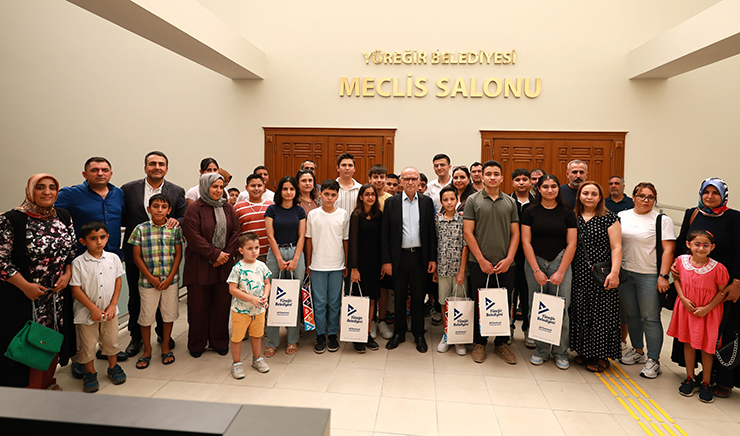 YÜREĞİR’DE BAŞARILI ÖĞRENCİLERE TABLET ÖDÜLÜ