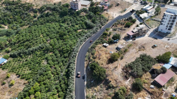 MEZİTLİ’DE BOZULAN YOLLAR SICAK VE SATHİ ASFALT KAPLAMAYLA YENİLENDİ