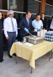 Ç.Ü ÜÇÜNCÜ GELENEKSEL TAVUKLU PİLAV GÜNÜNDE REKTÖR BERİŞ, ÖĞRENCİLERLE BİR ARAYA GELDİ