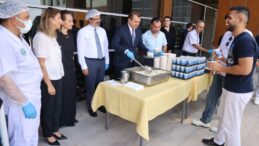 Ç.Ü ÜÇÜNCÜ GELENEKSEL TAVUKLU PİLAV GÜNÜNDE REKTÖR BERİŞ, ÖĞRENCİLERLE BİR ARAYA GELDİ