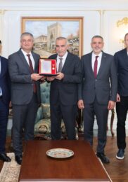 VALİ YAVUZ TÜRK SİLAHLI KUVVETLERİNİ GÜÇLENDİRME VAKFININ ALTIN MADALYASINI TAKDİM ETTİ