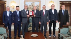 VALİ YAVUZ TÜRK SİLAHLI KUVVETLERİNİ GÜÇLENDİRME VAKFININ ALTIN MADALYASINI TAKDİM ETTİ