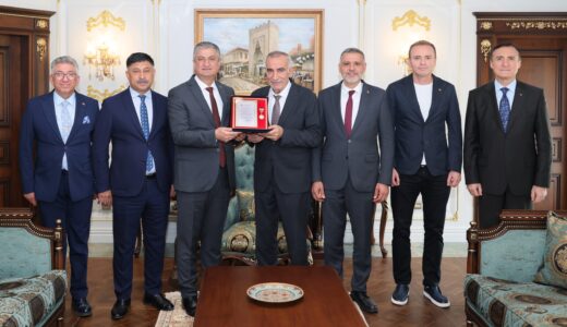 VALİ YAVUZ TÜRK SİLAHLI KUVVETLERİNİ GÜÇLENDİRME VAKFININ ALTIN MADALYASINI TAKDİM ETTİ