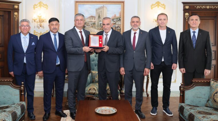 VALİ YAVUZ TÜRK SİLAHLI KUVVETLERİNİ GÜÇLENDİRME VAKFININ ALTIN MADALYASINI TAKDİM ETTİ