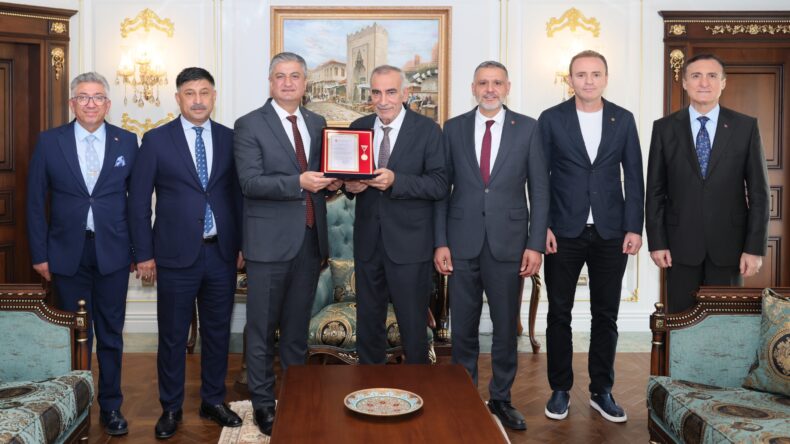 VALİ YAVUZ TÜRK SİLAHLI KUVVETLERİNİ GÜÇLENDİRME VAKFININ ALTIN MADALYASINI TAKDİM ETTİ
