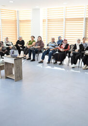 MERSİN BÜYÜKŞEHİR, ENGELSİZ YAŞAM MERKEZİ’NDE AİLELERİ DİJİTAL DÜNYANIN RİSKLERİNE KARŞI BİLİNÇLENDİRDİ