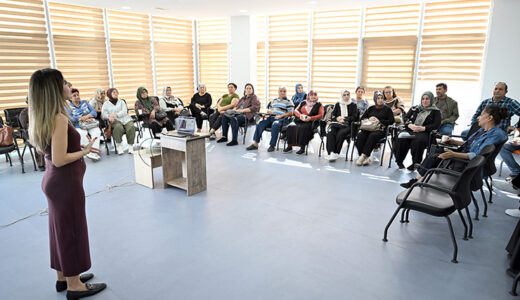 MERSİN BÜYÜKŞEHİR, ENGELSİZ YAŞAM MERKEZİ’NDE AİLELERİ DİJİTAL DÜNYANIN RİSKLERİNE KARŞI BİLİNÇLENDİRDİ