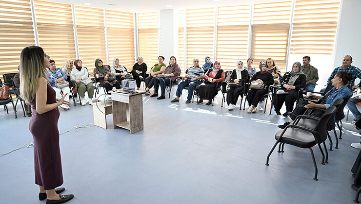 MERSİN BÜYÜKŞEHİR, ENGELSİZ YAŞAM MERKEZİ’NDE AİLELERİ DİJİTAL DÜNYANIN RİSKLERİNE KARŞI BİLİNÇLENDİRDİ