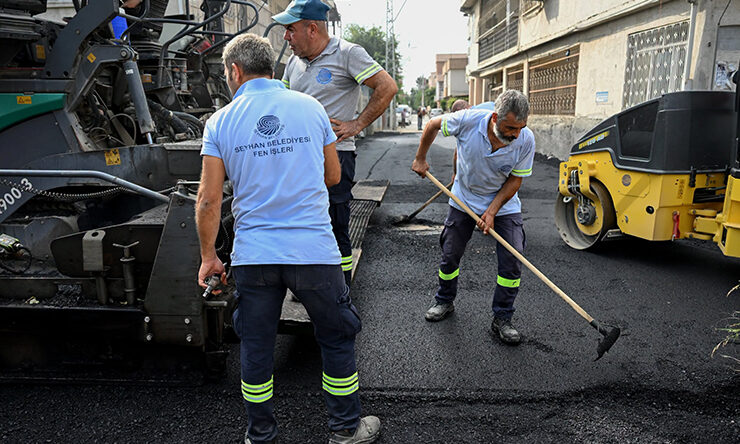 SEYHAN’DA ASFALT MESAİSİ HIZ KESMİYOR