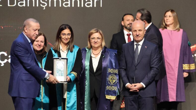 ÇUKUROVA ÜNİVERSİTESİNE YÖK ÜSTÜN BAŞARI ÖDÜLÜ